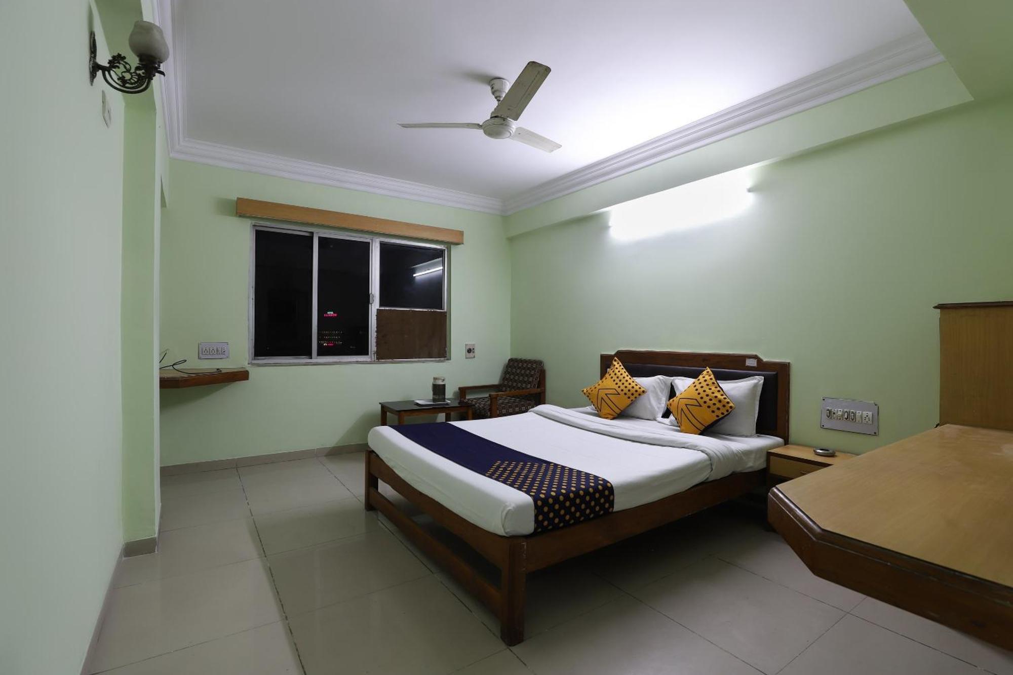 Spot On Hotel Hilltop فَدودارا المظهر الخارجي الصورة