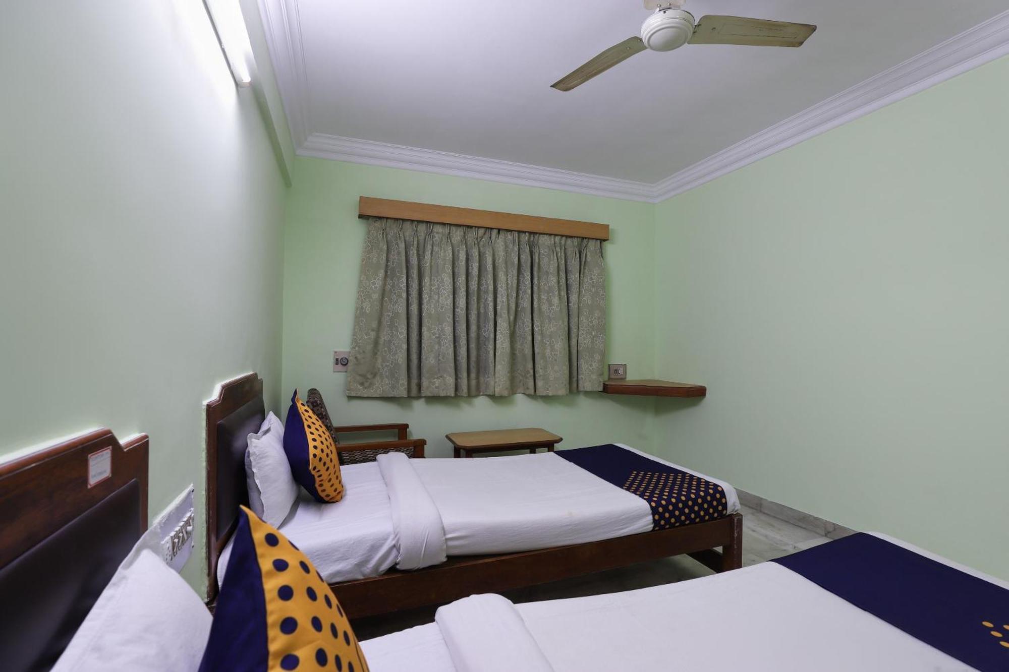 Spot On Hotel Hilltop فَدودارا المظهر الخارجي الصورة