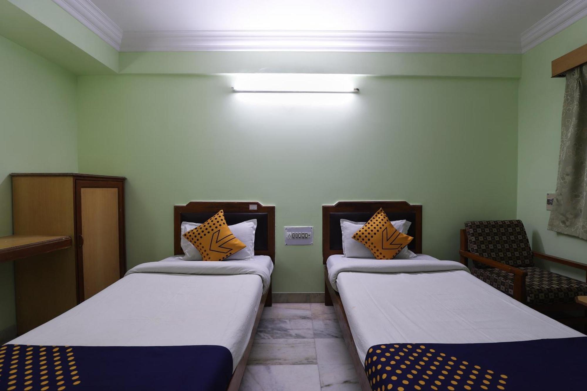 Spot On Hotel Hilltop فَدودارا المظهر الخارجي الصورة