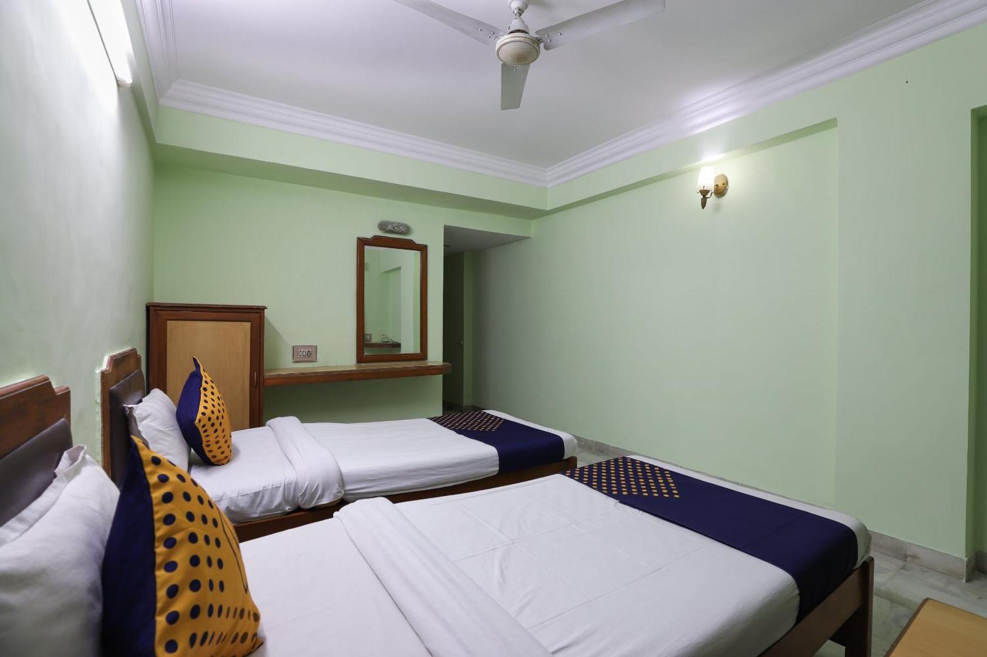 Spot On Hotel Hilltop فَدودارا المظهر الخارجي الصورة