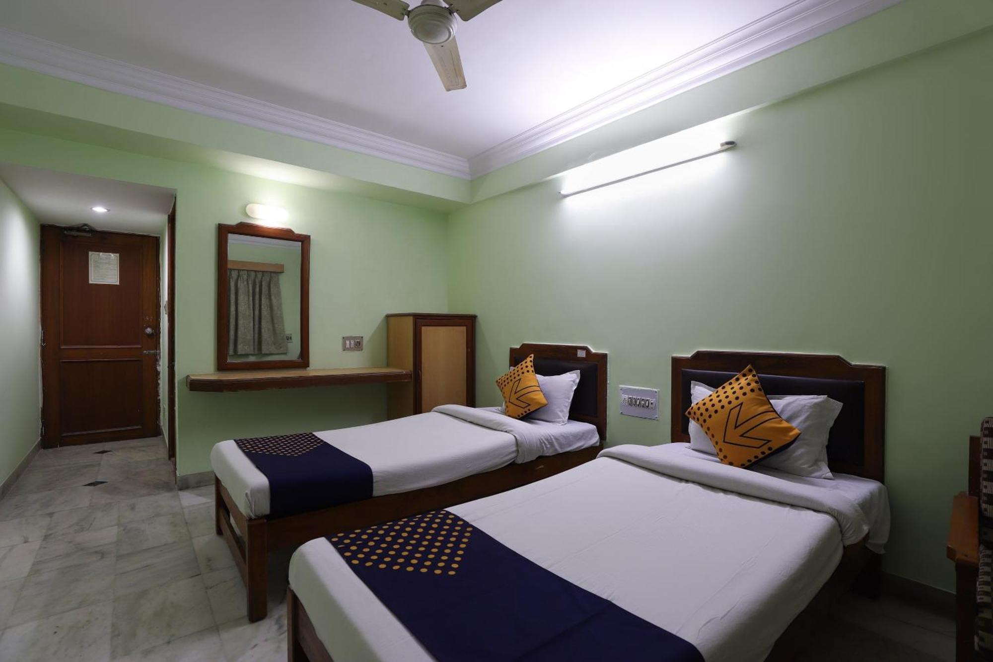 Spot On Hotel Hilltop فَدودارا المظهر الخارجي الصورة