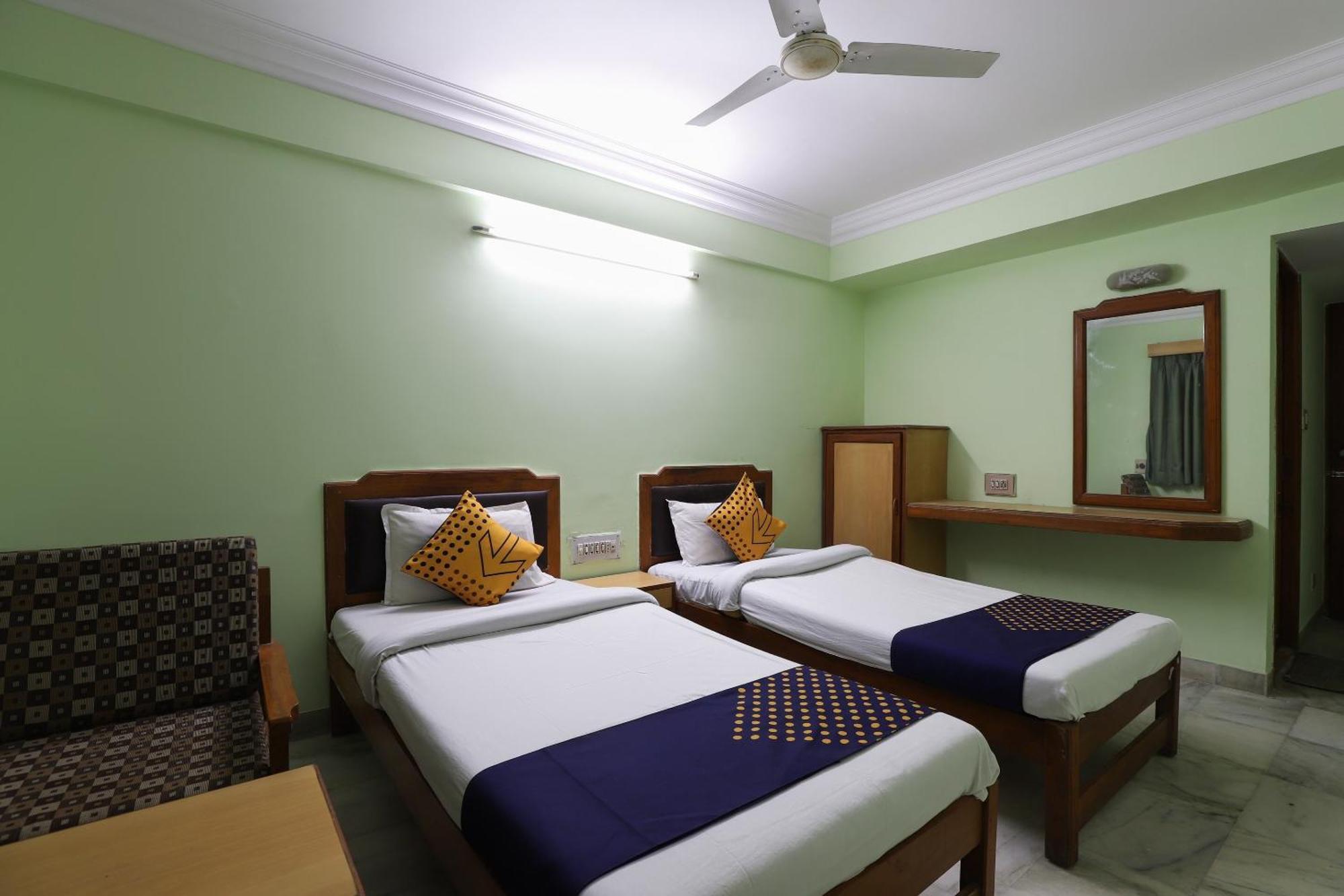 Spot On Hotel Hilltop فَدودارا المظهر الخارجي الصورة