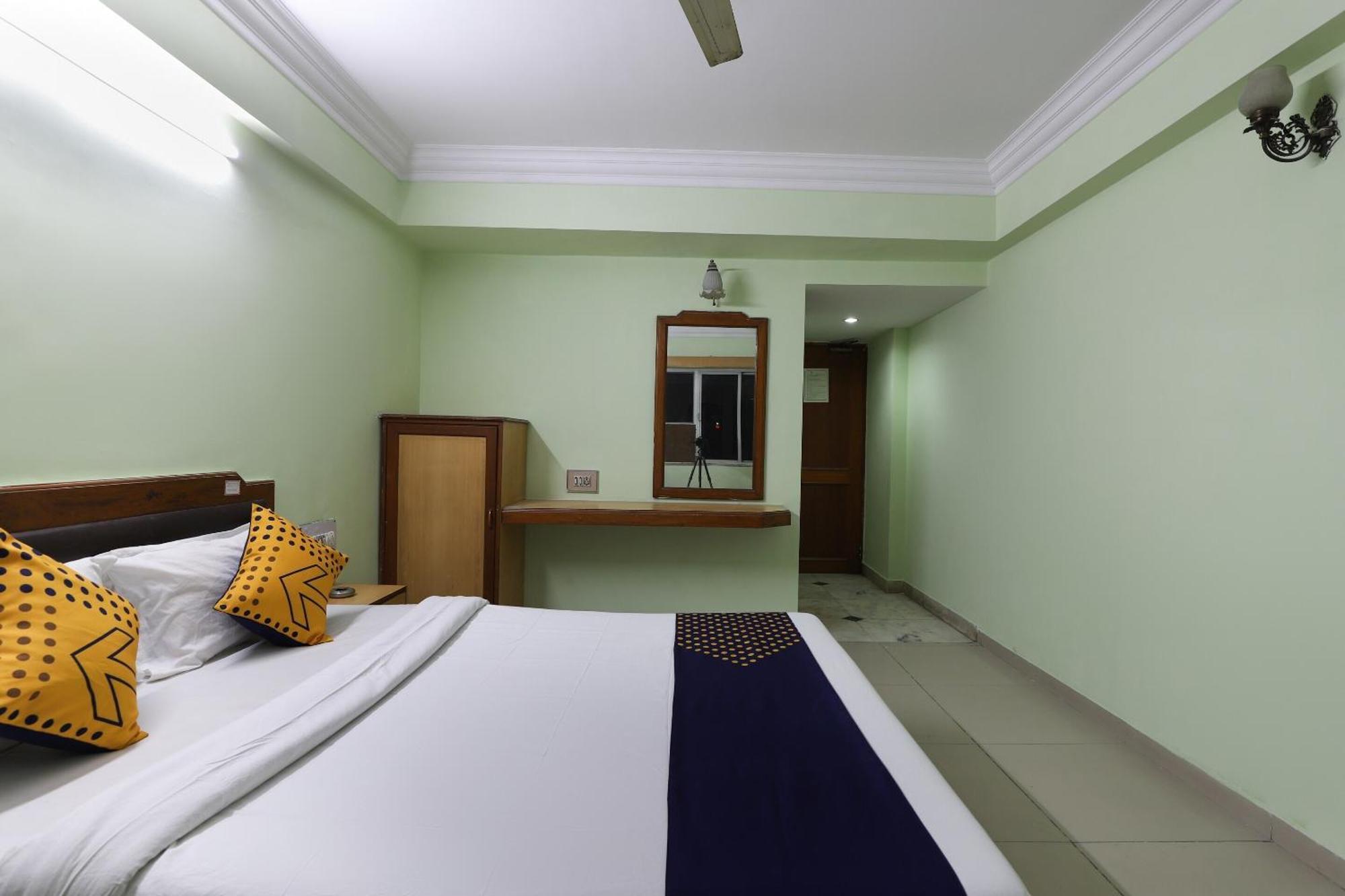 Spot On Hotel Hilltop فَدودارا المظهر الخارجي الصورة
