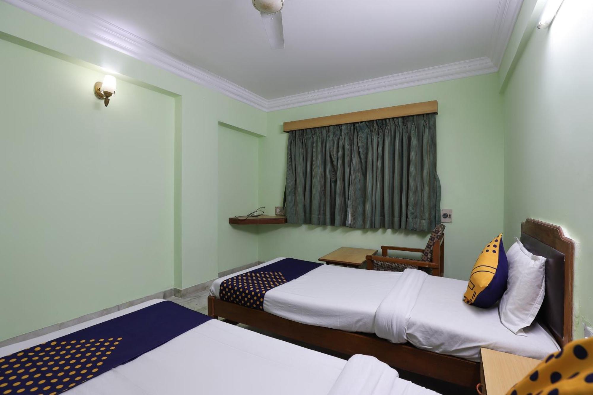 Spot On Hotel Hilltop فَدودارا المظهر الخارجي الصورة
