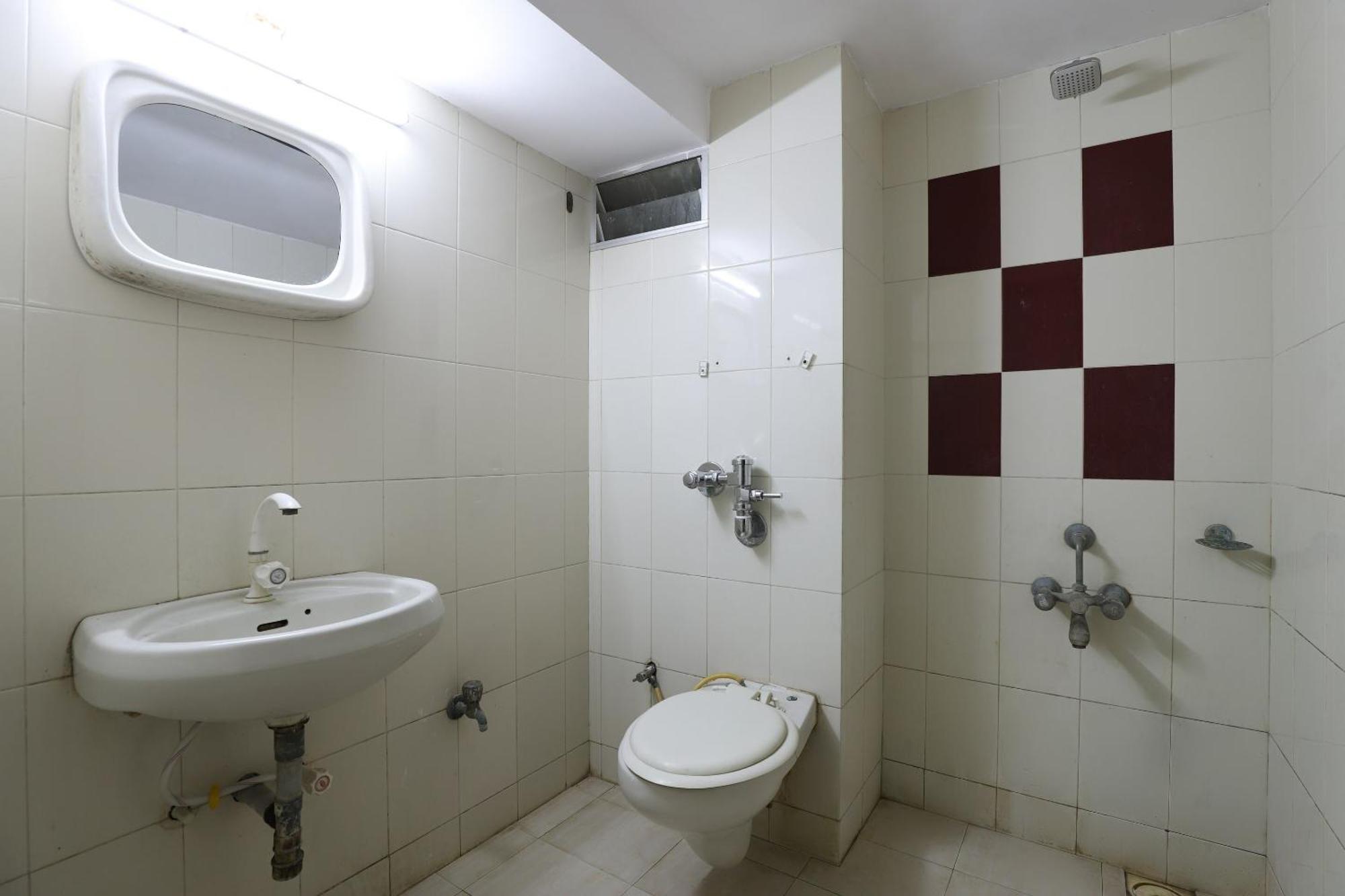 Spot On Hotel Hilltop فَدودارا المظهر الخارجي الصورة