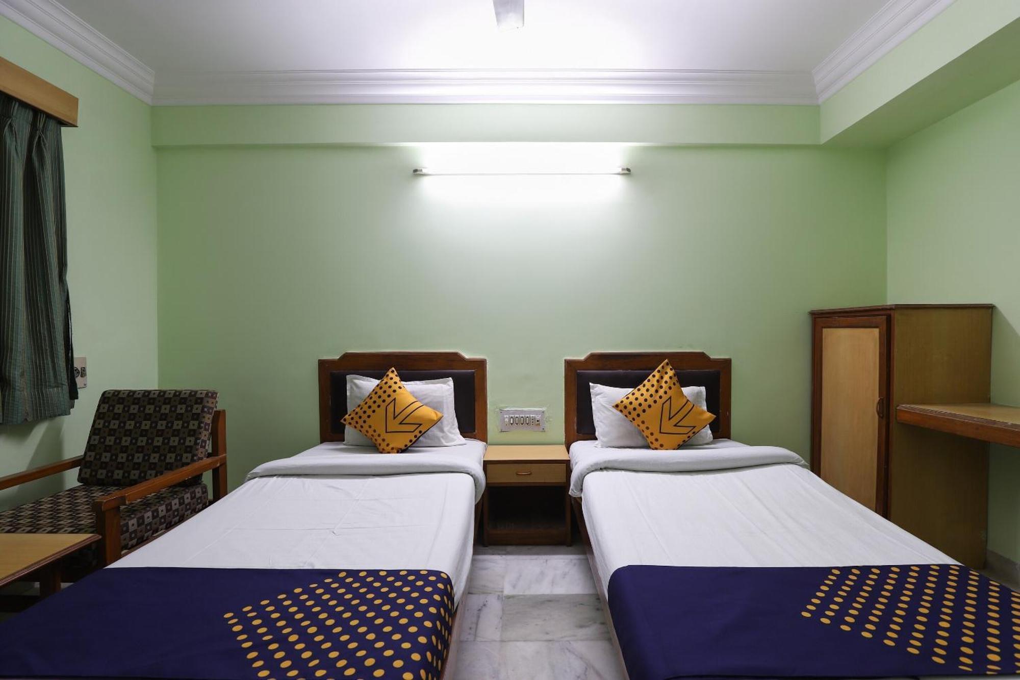 Spot On Hotel Hilltop فَدودارا المظهر الخارجي الصورة